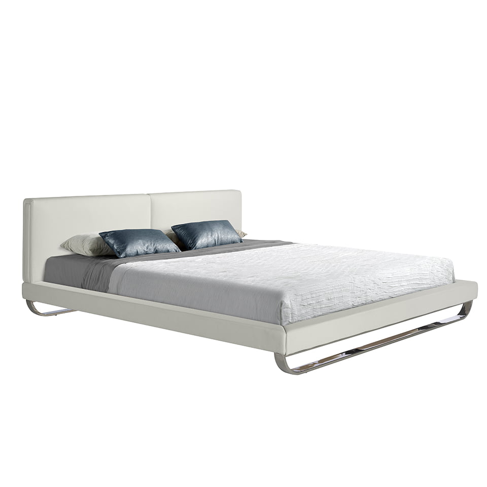 Letto rivestito in similpelle con gambe in acciaio lucido