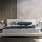 Letto rivestito in similpelle con gambe in acciaio lucido