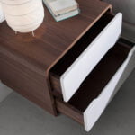 Table de chevet en bois de noyer avec tiroirs blancs et acier chromé
