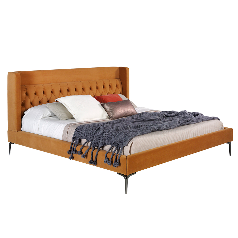 Мягкая кровать в обивке из бархатной ткани с ножками из полированной стали