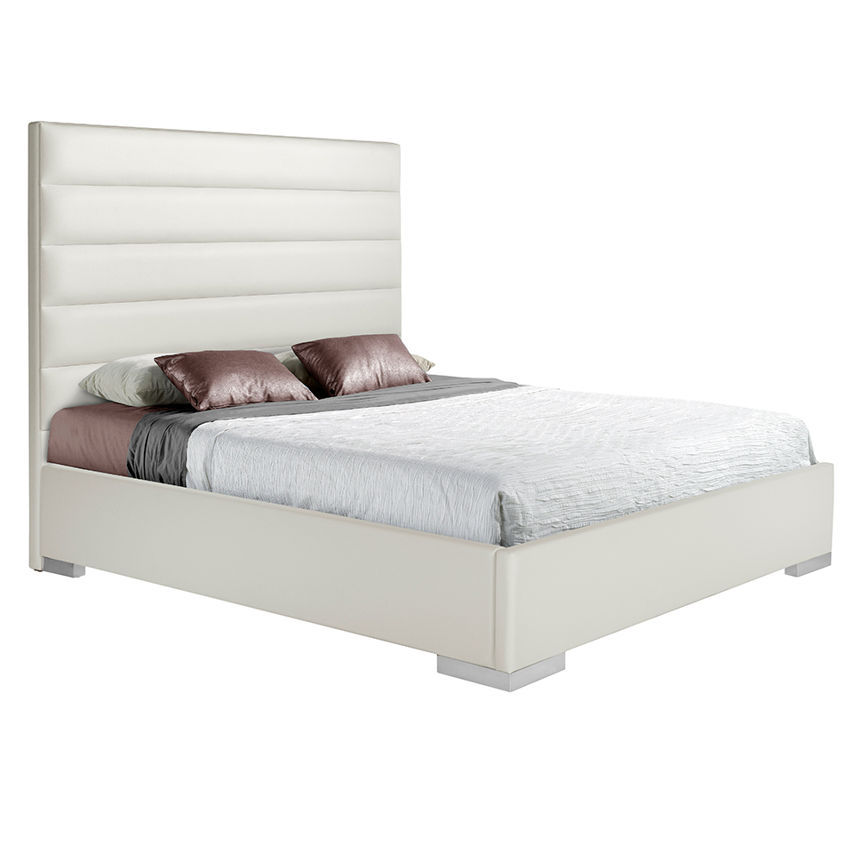 Мягкая кровать с обивкой из белого кожзаменителя и хромированной стали