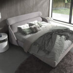 Letto in tessuto grigio chiaro