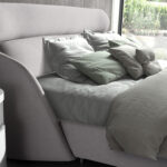 Letto in tessuto grigio chiaro