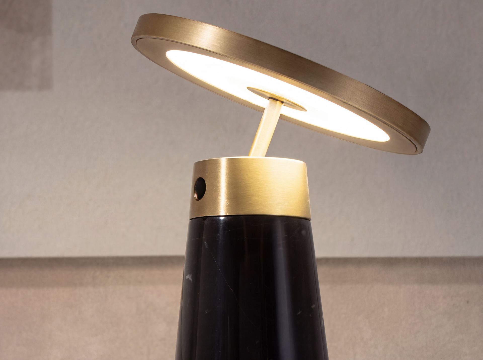 Lampe de bureau en marbre noir et acier doré Lampe de bureau en marbre noir et acier doré