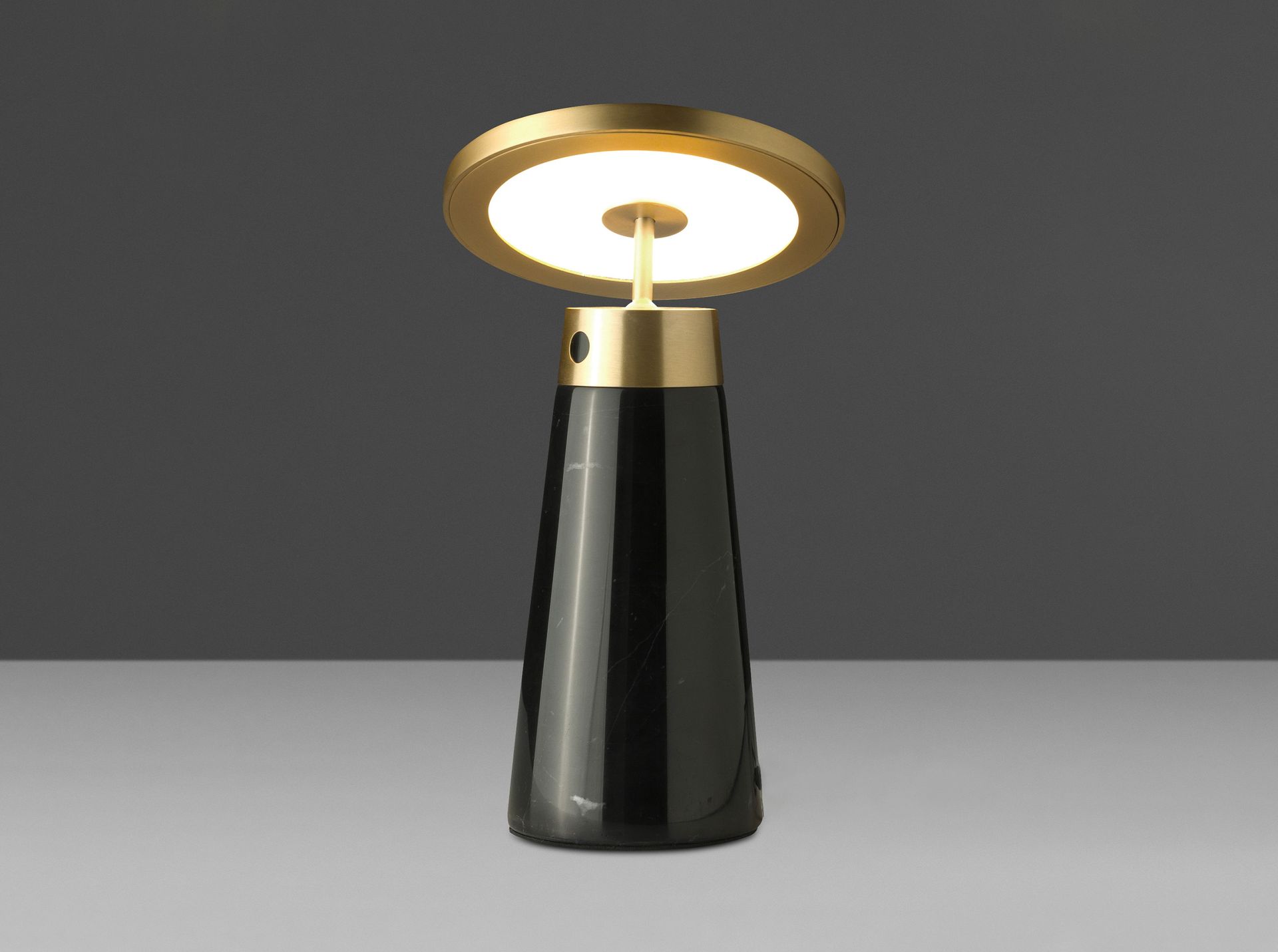 Lampe de bureau en marbre noir et acier doré Lampe de bureau en marbre noir et acier doré