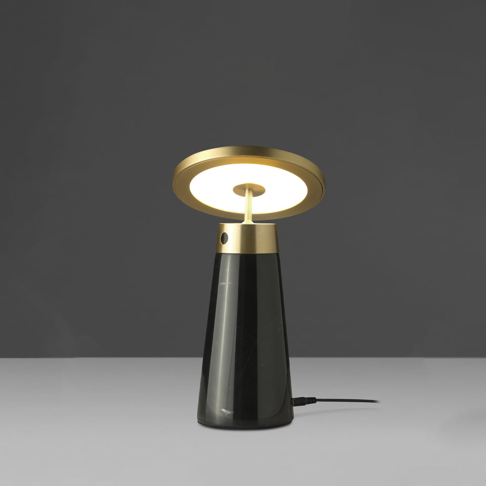 Настольная лампа из мрамора nero marquina и позолоченной полированной стали