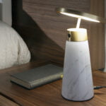 Lampe de table en marbre calacatta et acier poli doré