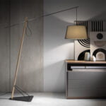 Floor lamp in black steel and oak wood with fabric lampshade