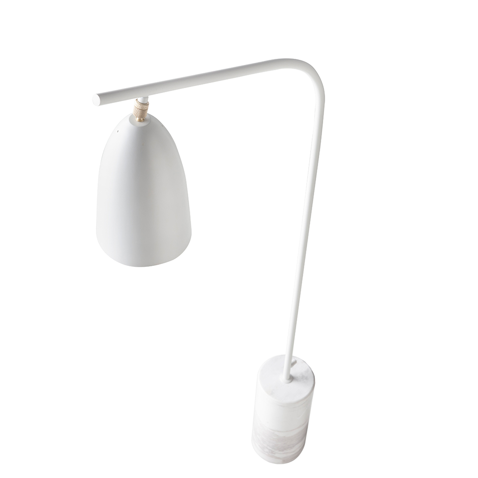 Lámpara pie acero blanco con base de mármol porcelánico Lámpara pie acero blanco con base de mármol porcelánico