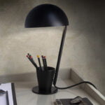 Lampe de table en acier noir