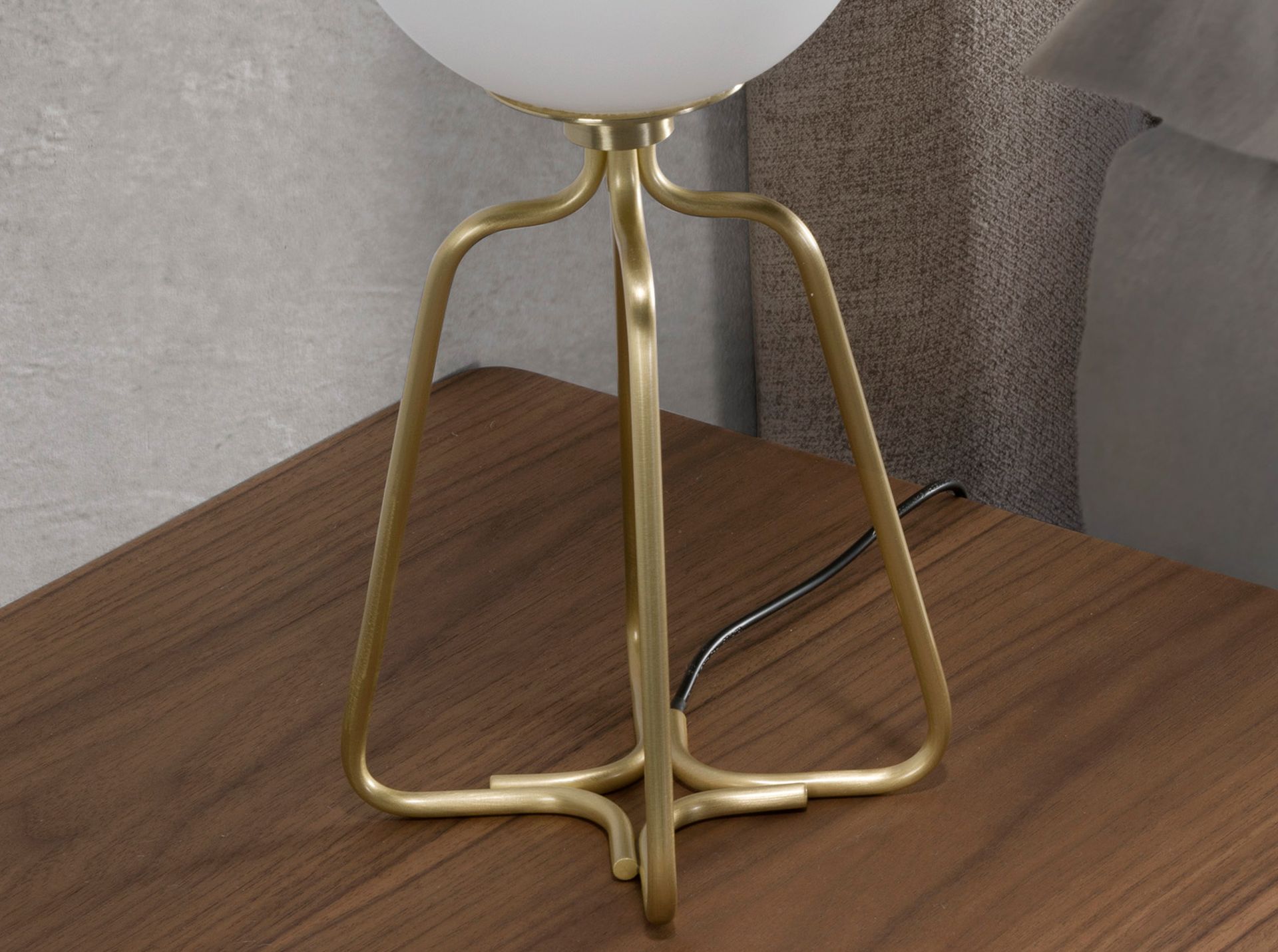 Lampe de bureau acier doré et verre blanc Lampe de bureau acier doré et verre blanc