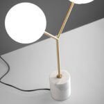 Lampe de bureau en marbre blanc, acier doré et verre blanc