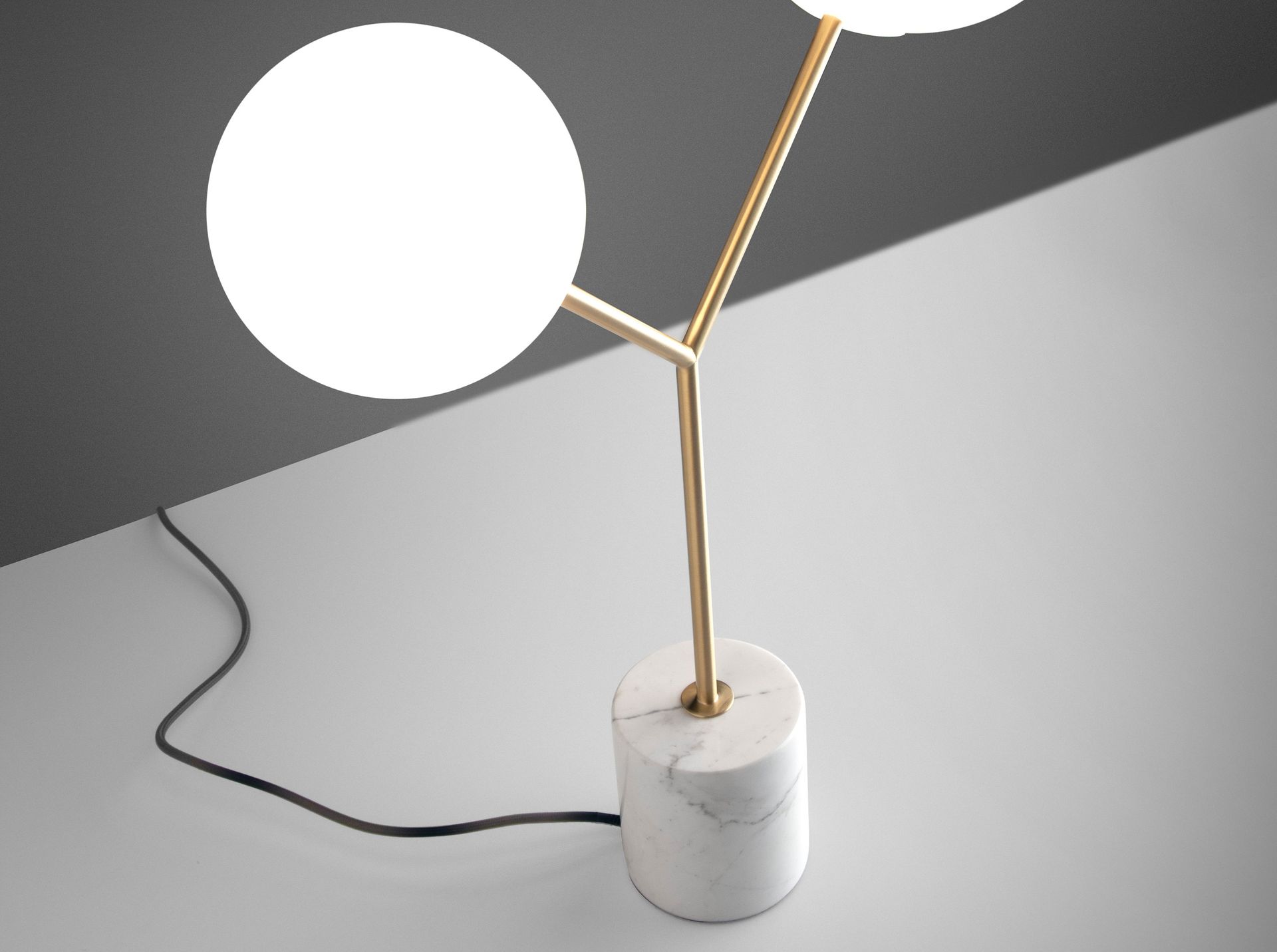 Lampe de bureau en marbre blanc, acier doré et verre blanc Lampe de bureau en marbre blanc, acier doré et verre blanc