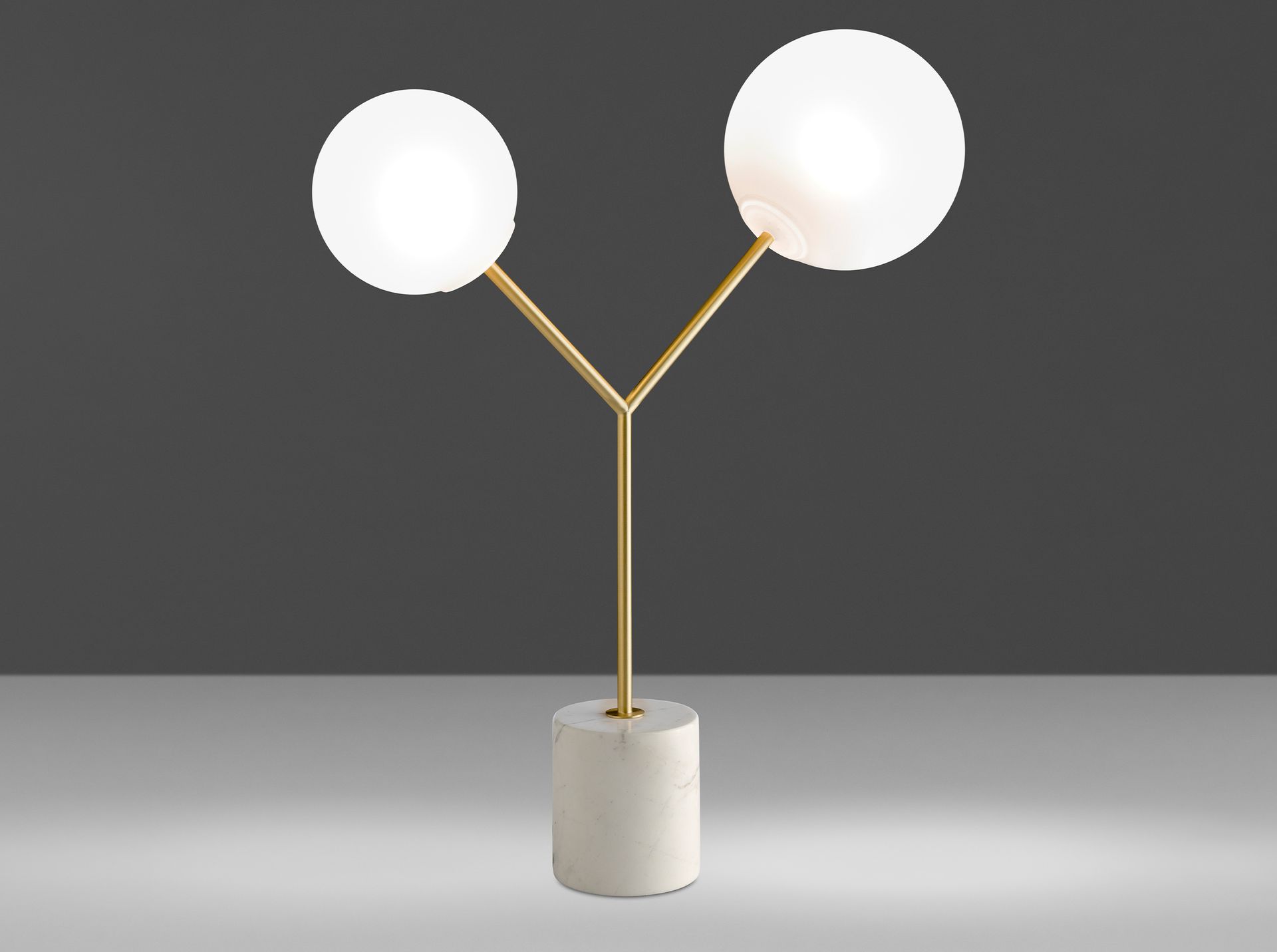 Lampe de bureau en marbre blanc, acier doré et verre blanc Lampe de bureau en marbre blanc, acier doré et verre blanc