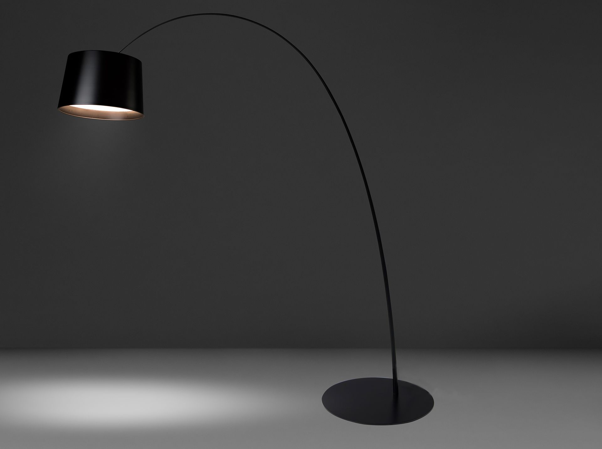 Lampadaire réglable en acier noir Lampadaire réglable en acier noir
