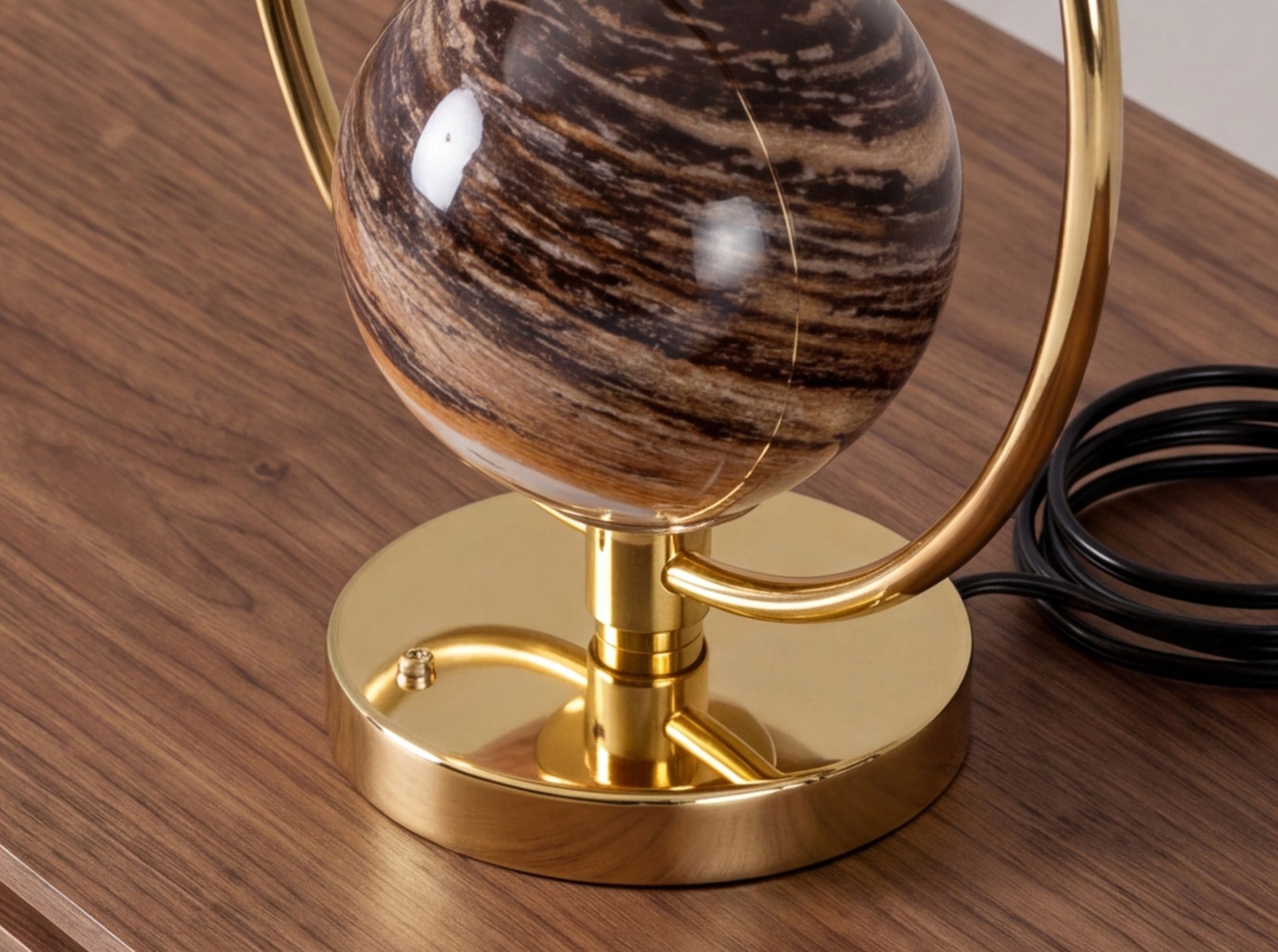 Patterned glass and gold-coloured steel table lamp Patterned glass and gold-coloured steel table lamp