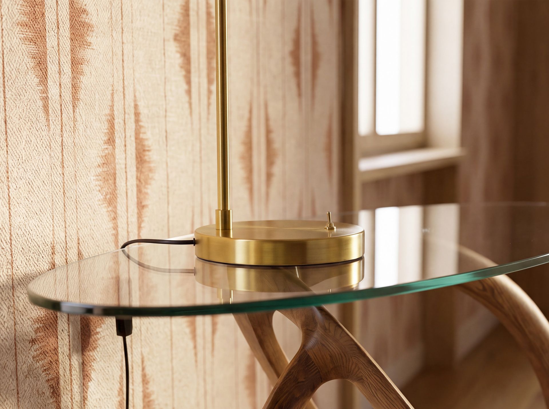 White glass and polished gold-coloured steel table lamp White glass and polished gold-coloured steel table lamp