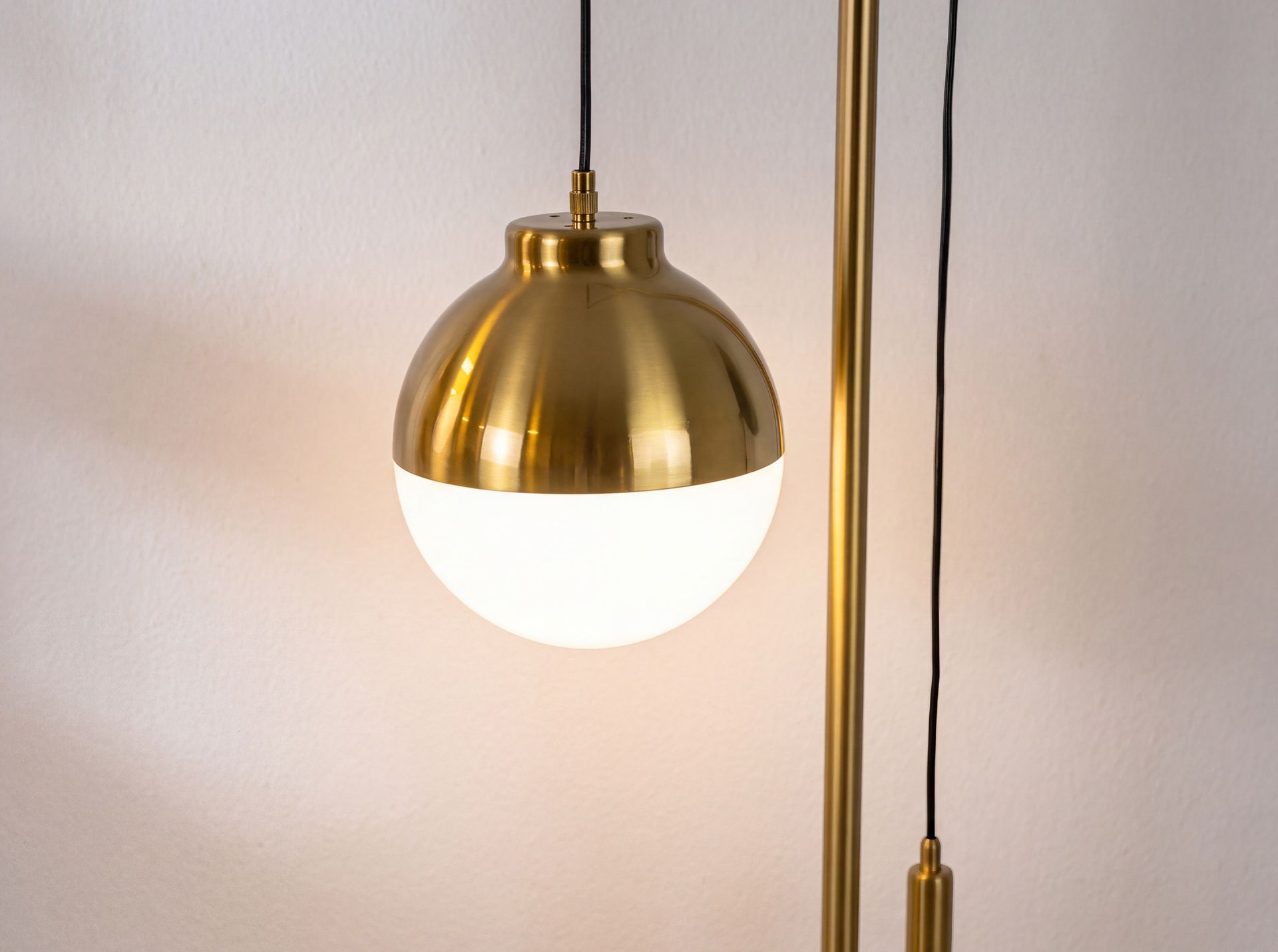 White glass and polished gold-coloured steel floor lamp White glass and polished gold-coloured steel floor lamp