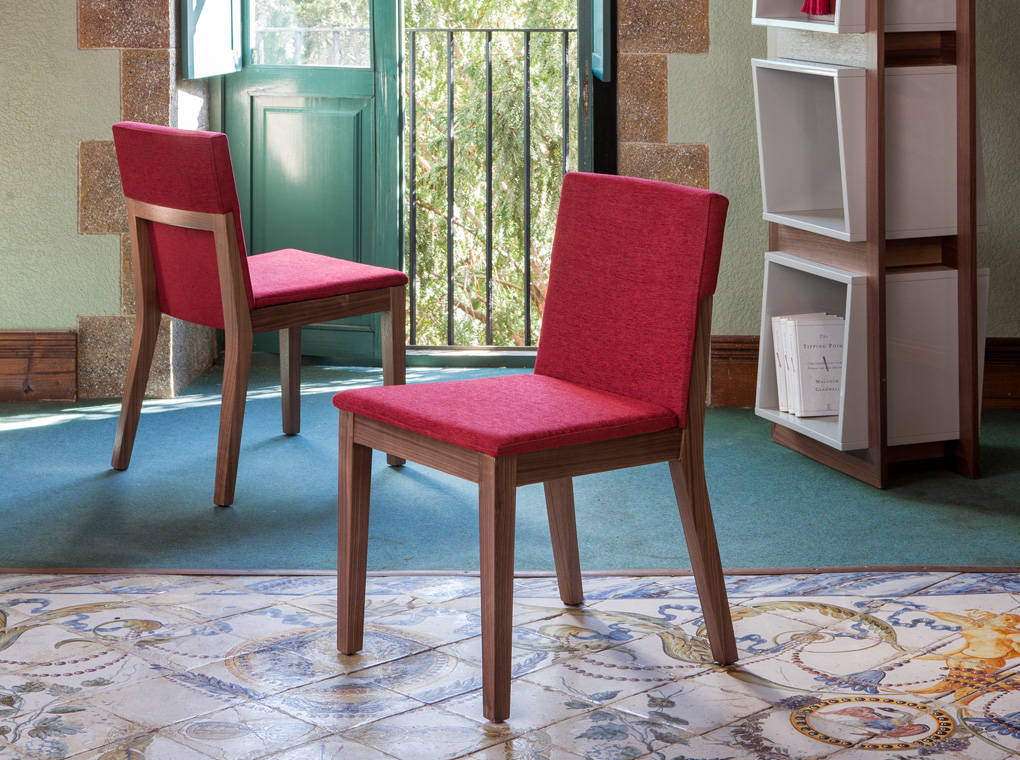 Chair in walnut veneered wood and upholstered seat. Chair in walnut veneered wood and upholstered seat.