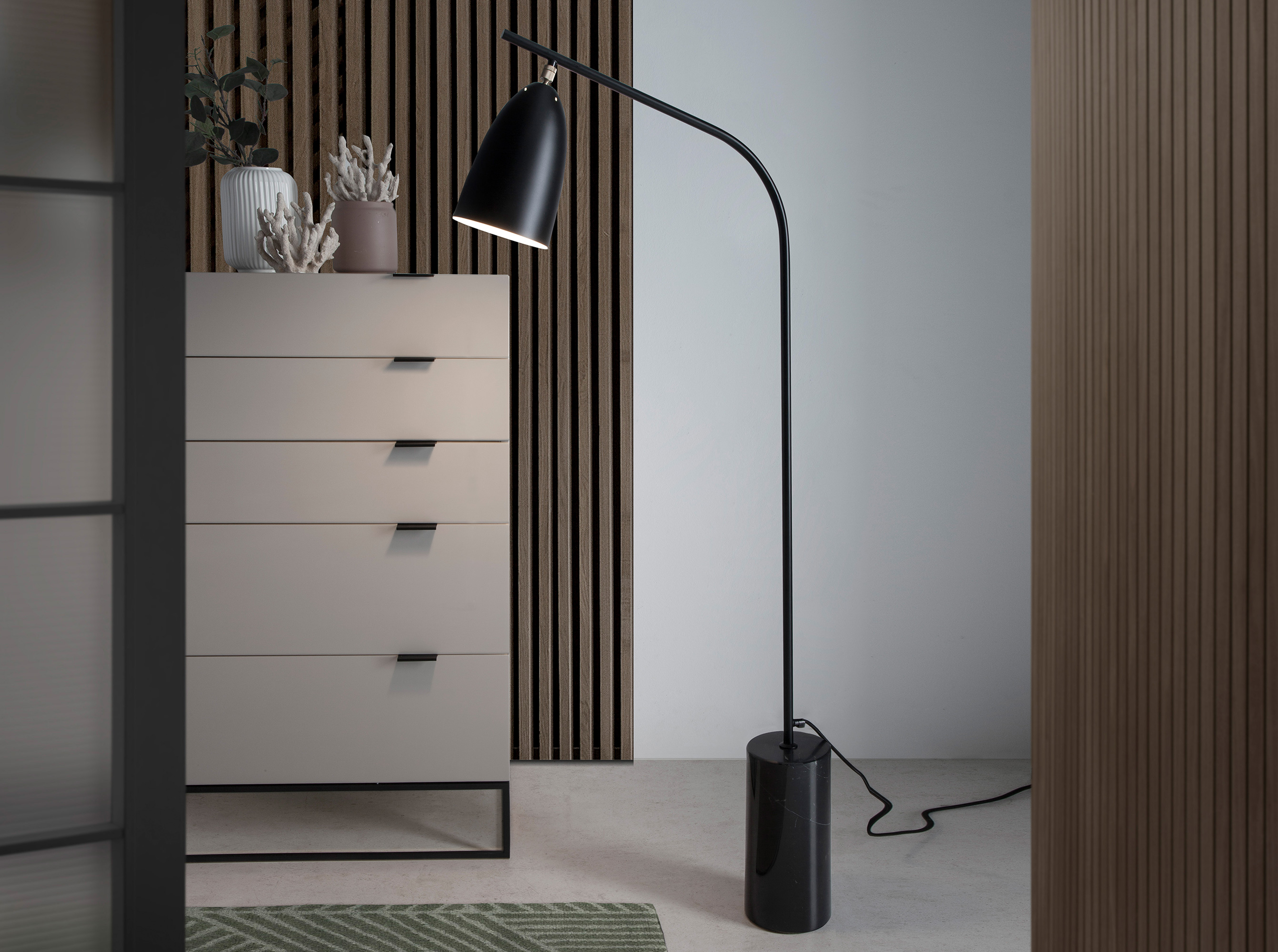 Lámpara pie acero negro con base de mármol porcelánico Lámpara pie acero negro con base de mármol porcelánico