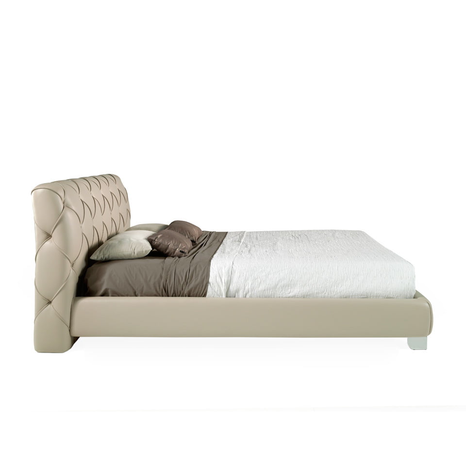Bed upholstered in microfibre Bed upholstered in microfibre