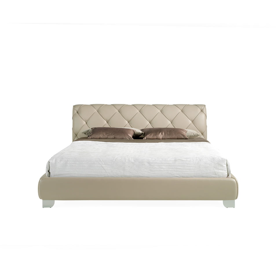 Bed upholstered in microfibre Bed upholstered in microfibre