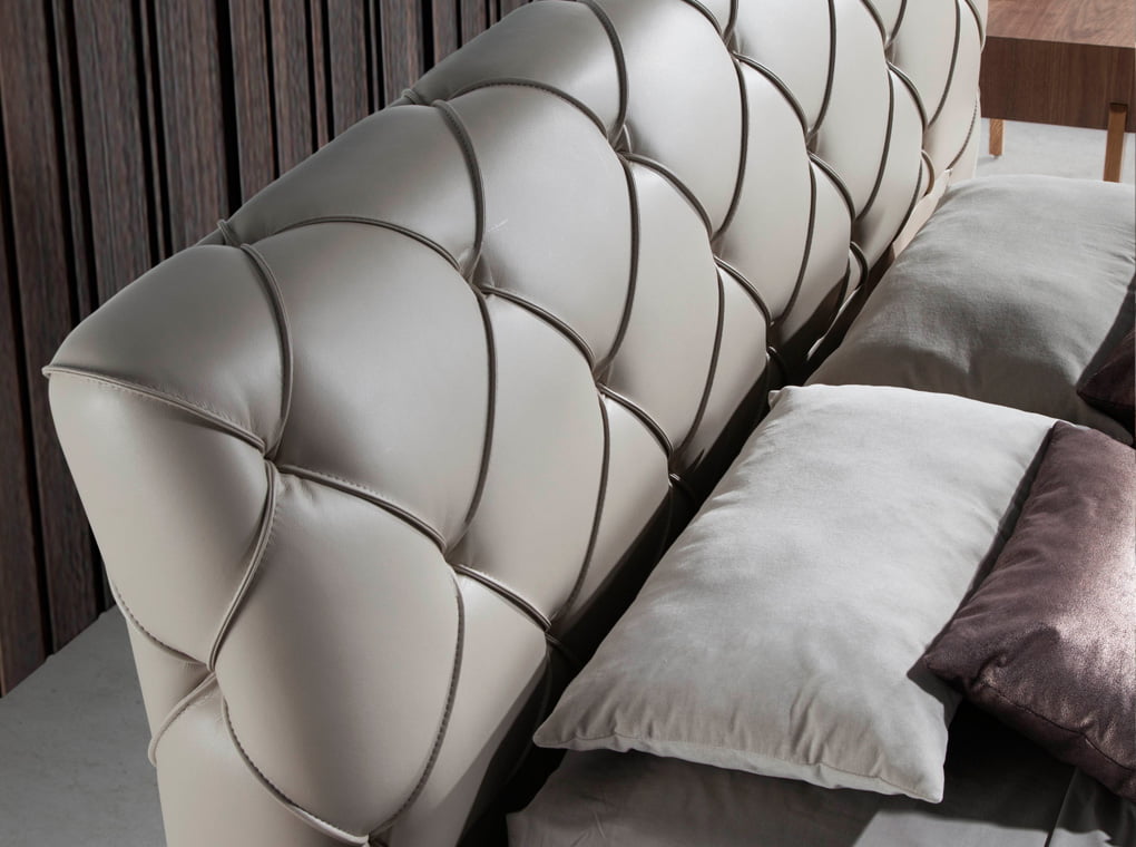 Bed upholstered in microfibre Bed upholstered in microfibre