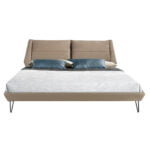 Letto rivestito in similpelle con gambe in acciaio nero