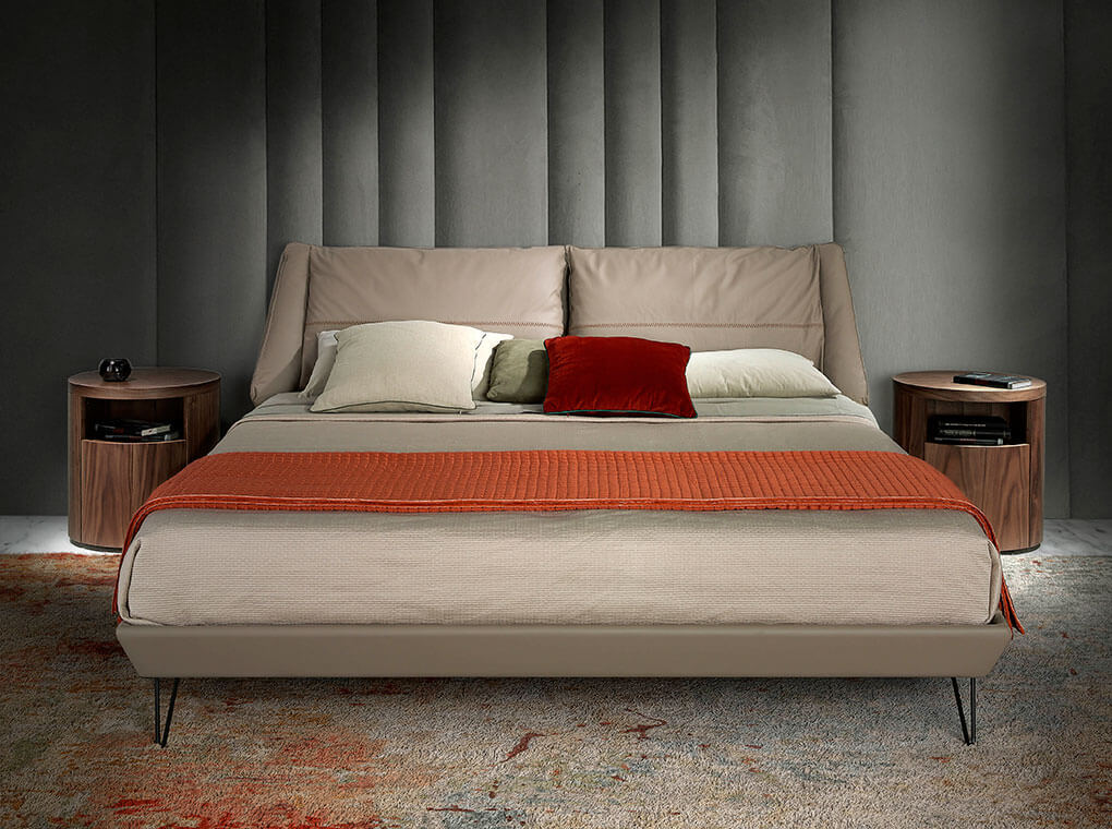 Bed upholstered in leatherette with black steel legs