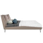 Letto rivestito in similpelle con gambe in acciaio nero