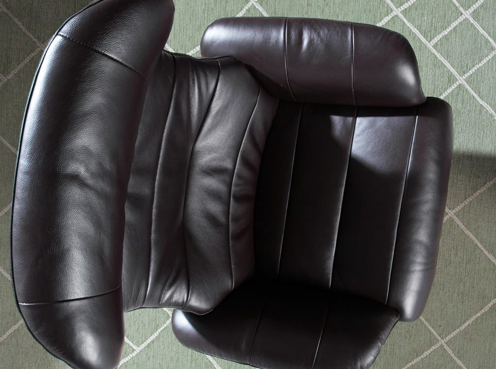 Swivel relax armchair upholstered in leather