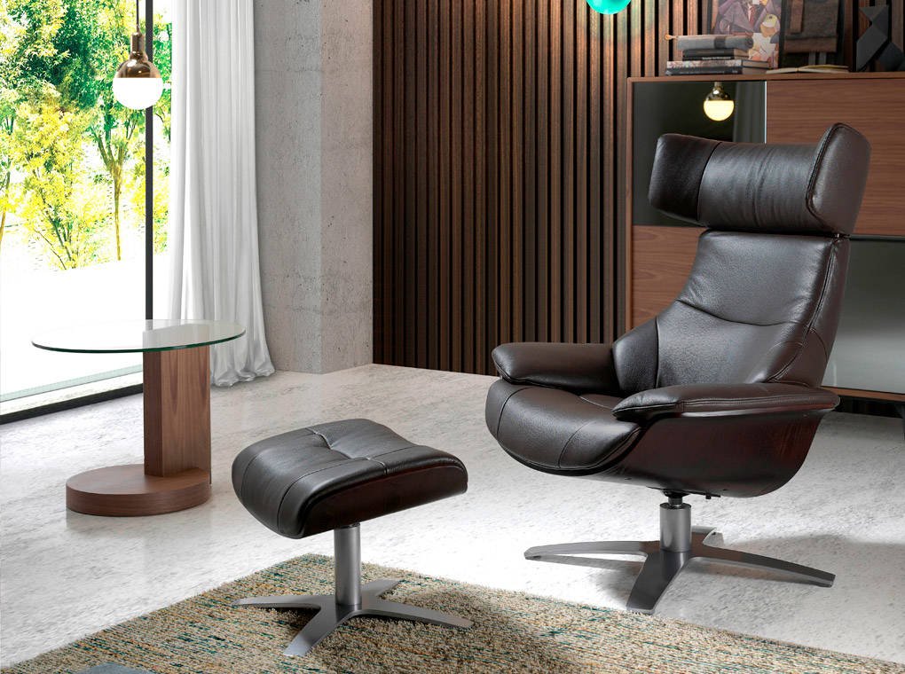 Swivel armchair upholstered in leather with relax mechanism
