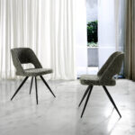 Silla tapizada en tela con patas de acero negro