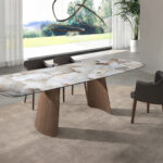 Mesa comedor extensible ovalada barril mármol porcelánico y nogal