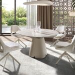 Mesa comedor extensible redonda mármol porcelánico y acero color arena