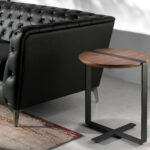 Ecktisch aus Walnussholz und schwarzem Stahl