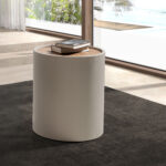 Tavolino rotondo da angolo in noce, noce e legno rivestito in similpelle color sabbia