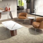 Table basse ovale en marbre porcelainé, acier sable métallisé et noyer