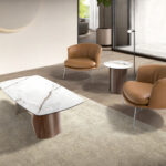 Table basse ovale en marbre porcelainé, acier sable métallisé et noyer