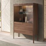 Buffet haut en noyer avec plateau en verre imitation marbre et éclairage intérieur