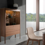 Buffet haut en noyer avec plateau en verre imitation marbre et éclairage intérieur