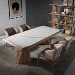 Estantería de madera nogal con laterales lacados y acero negro