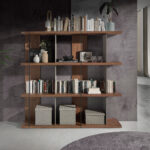 Estantería de madera nogal con laterales lacados y acero negro