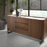 Credenza in noce e acciaio metallizzato scuro con piano in marmo porcellanato