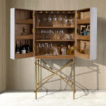 Buffet haut, tissu, noyer et acier poli doré