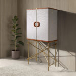 Buffet haut, tissu, noyer et acier poli doré