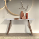 Console rectangulaire en marbre porcelainé, acier sable métallisé et noyer