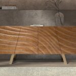 Credenza in noce chiaro e acciaio lucidato color oro
