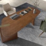 Письменный стол из светлого ореха