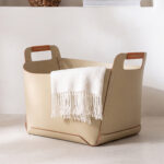 Cesta contenitore decorativa rettangolare in pelle rigenerata color sabbia con maniglie